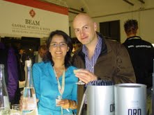 Ing. Ana Trelles Representante en Alemania de Pisco de Oro del Per�, acompanada del conocido Bar Tender de Londres Simon Difford